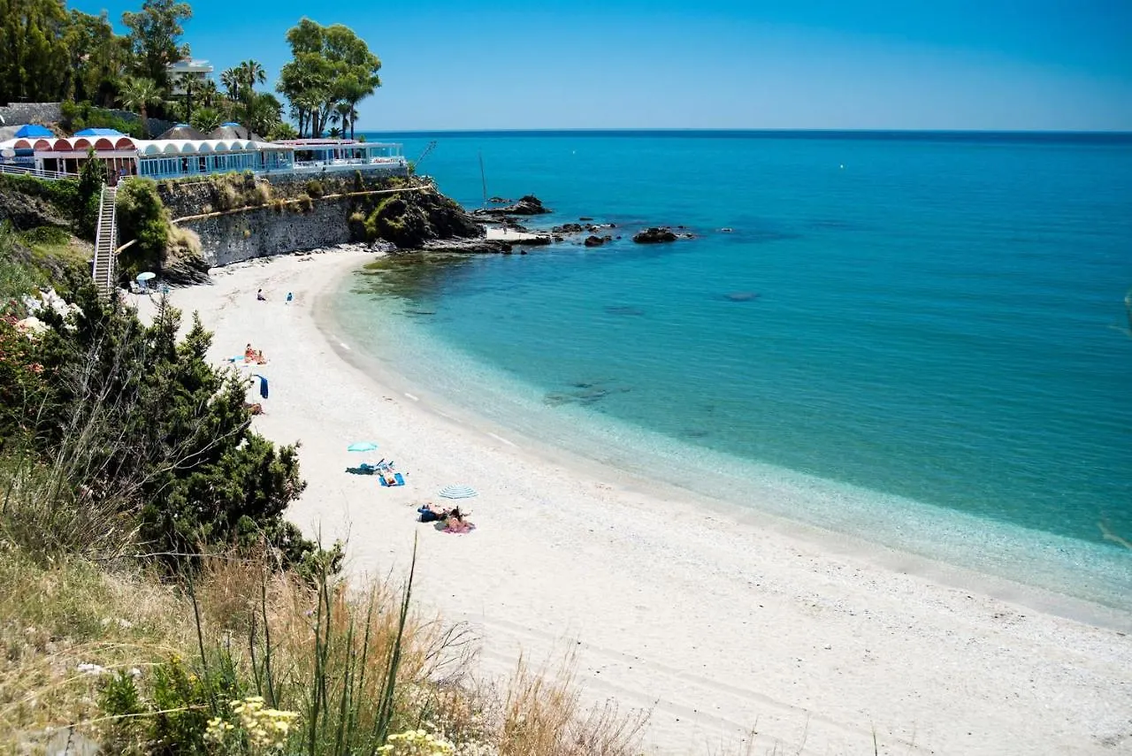 Benal Beach, Luxury Sea & Mountain View Beachside 1 Bedroom Apartment Benalmádena Španělsko