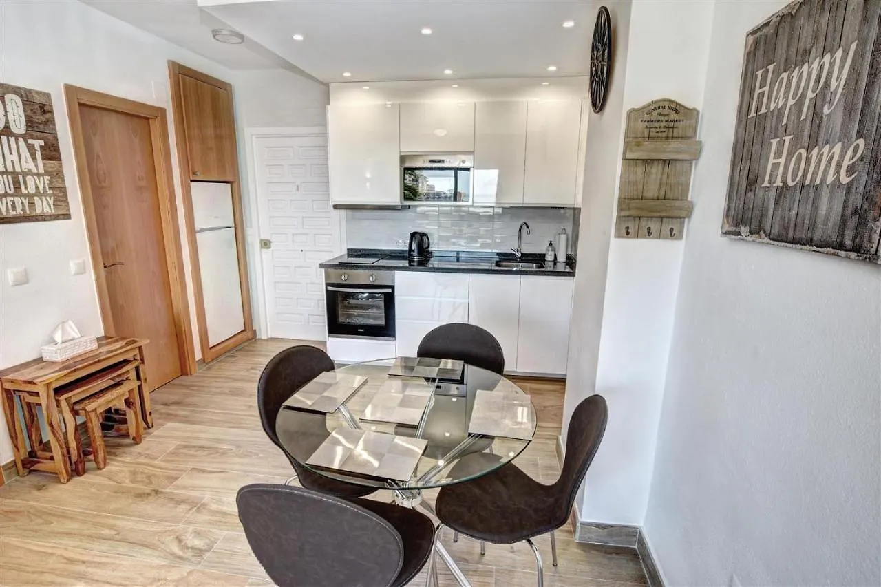 Benal Beach, Luxury Sea & Mountain View Beachside 1 Bedroom Apartment Benalmádena