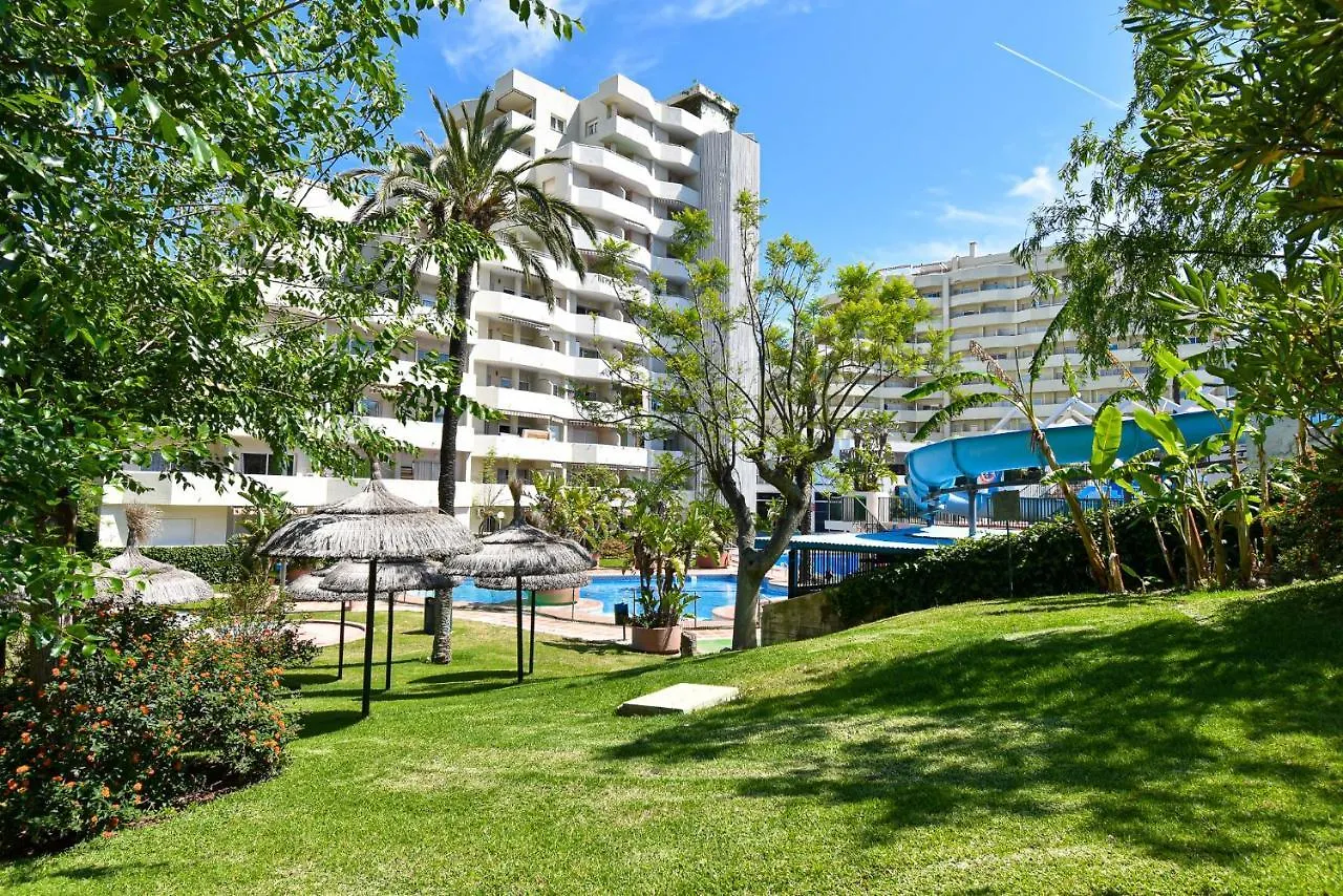 Benal Beach, Luxury Sea & Mountain View Beachside 1 Bedroom Apartment Benalmádena Spanien