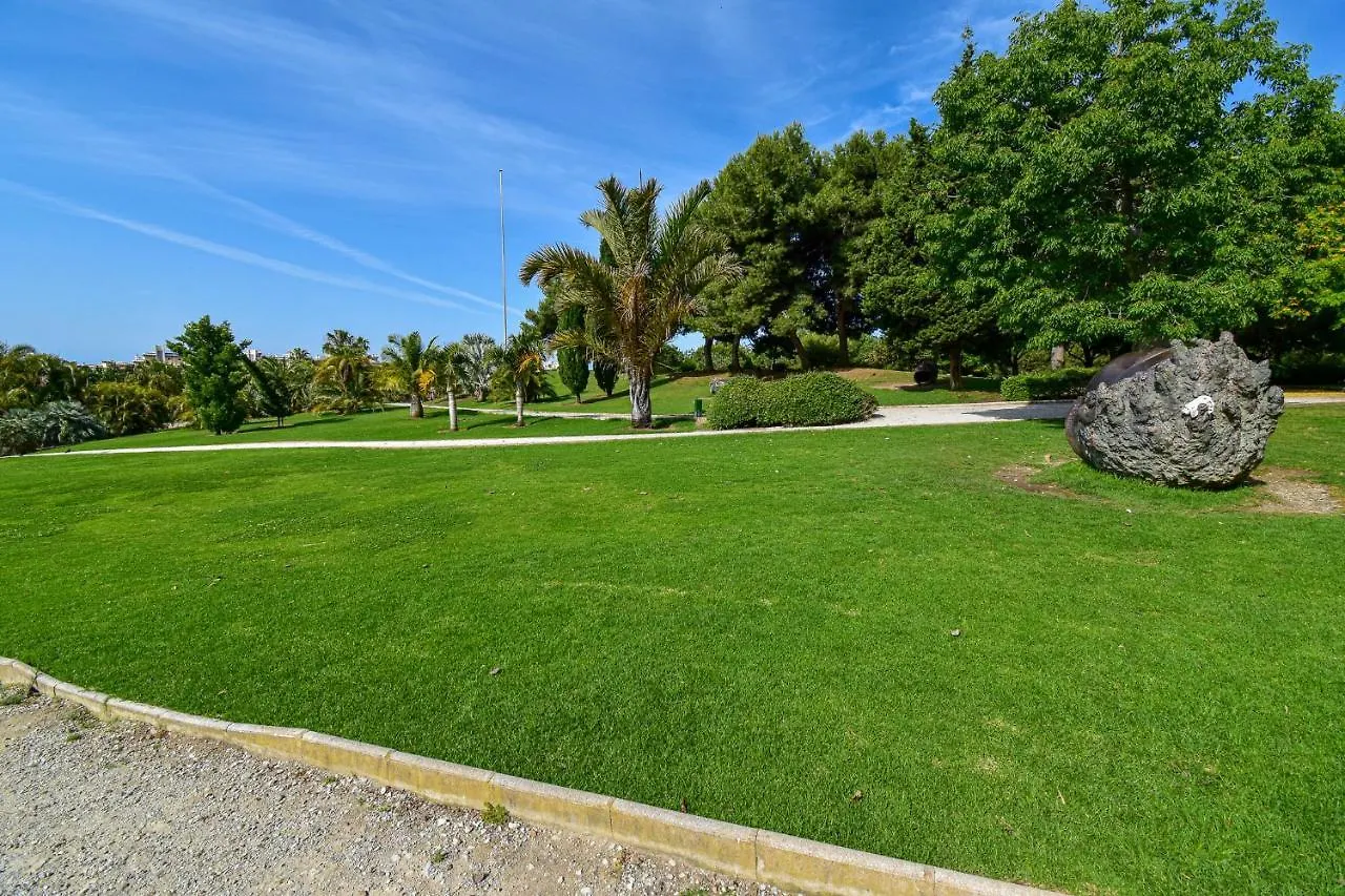 Benal Beach, Luxury Sea & Mountain View Beachside 1 Bedroom Apartment Benalmádena