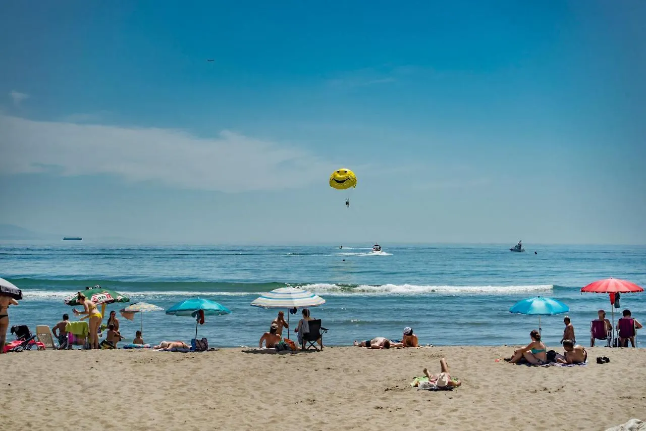 Benal Beach, Luxury Sea & Mountain View Beachside 1 Bedroom Apartment Benalmadena